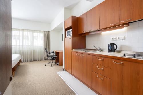 Cucina o angolo cottura di Park Inn by Radisson Bucharest Hotel & Residence