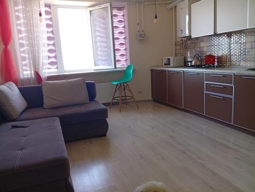 a living room with a couch and a kitchen at Аренда квартиры у моря м Южне in Sychavka