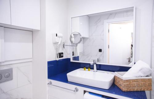 Koupelna v ubytování Delightful Sea View Aparthotel In Orbi City Batumi