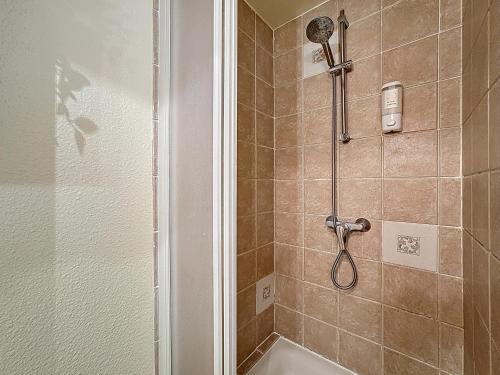 une salle de bain avec douche et baignoire dans l'établissement Au cœur de Montferrand 43 Jules Guesde, à Clermont-Ferrand