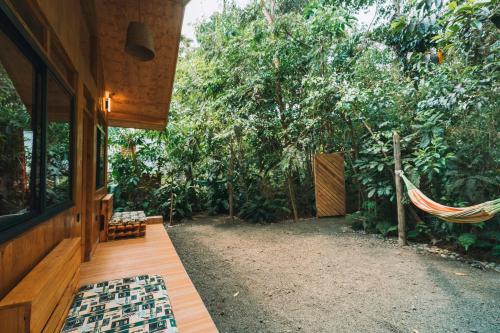 Banana Farm Eco Hostelにある庭