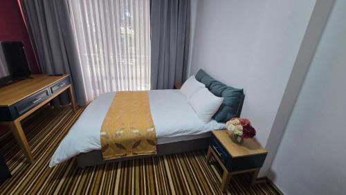Postel nebo postele na pokoji v ubytování Jerusalem Boutique Hotel