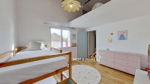 Un dormitorio con dos literas y una ventana. en Host Villas CASA SOLEADA Tosse, en Tosse