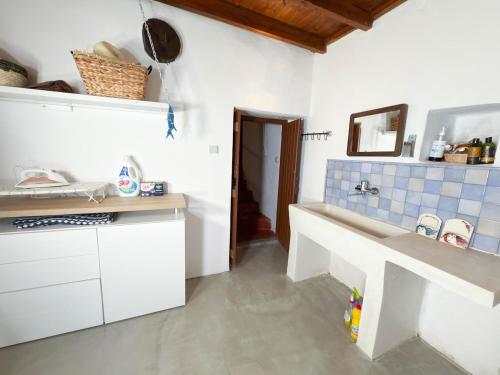 Η κουζίνα ή μικρή κουζίνα στο Elafonisi Manor with Private Pool & Jaccuzi