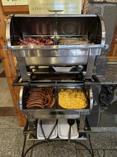 a buffet with many different types of food at Pensjonat Zbójecki Dwór - ATRAKCYJNY PAKIET ŚWIĄTECZNY - blisko basenów termalnych i szlaków górskich in Bukowina Tatrzańska
