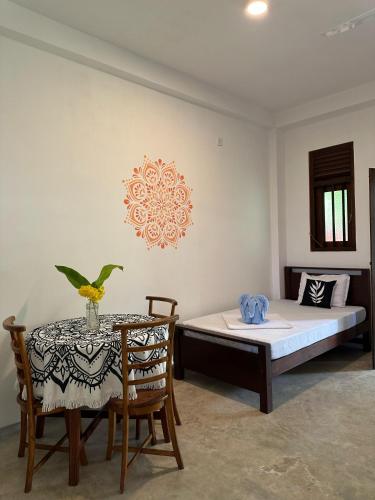 MM'S Guest House Hikkaduwaにあるベッド