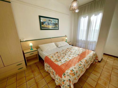 une chambre d'hôtel avec un lit et une fenêtre dans l'établissement Flat with excellent location, à Porto Santa Margherita