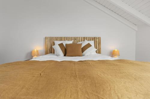 MarigotにあるAppartement Reflets Marinsのベッドルーム1室(大型ベッド1台、ランプ2つ付)