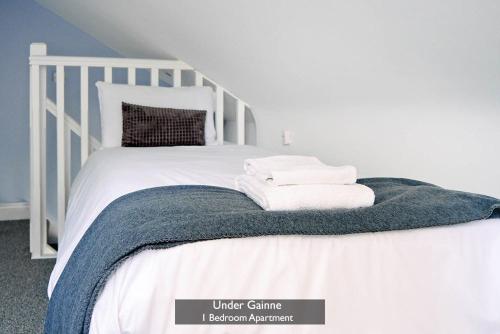 Ένα ή περισσότερα κρεβάτια σε δωμάτιο στο Under Gainne #2