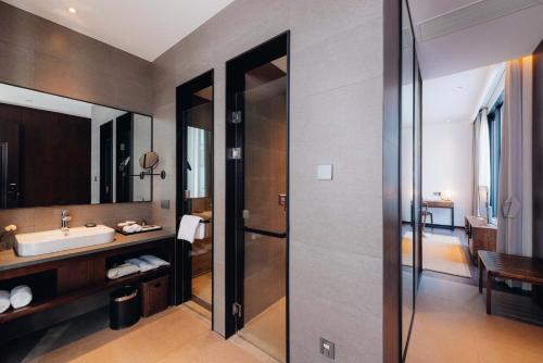 a bathroom with a sink and a mirror at Shangyin Chuanbu Holiday Manor in Huzhou