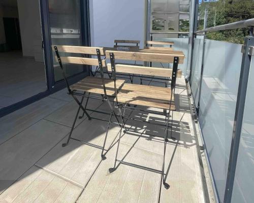 a wooden bench sitting on top of a balcony at MAX117 moderne Monteurwohnung mit Balkon in Maxhütte-Haidhof