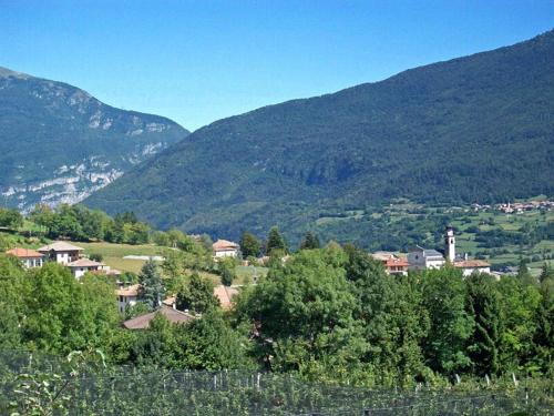 a town in a valley with mountains in the background at Appartamento familiare in Bivedo con vista in Madice