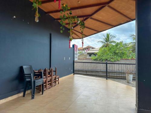 Ein Balkon oder eine Terrasse in der Unterkunft Elepath Lodge- Pinnawala