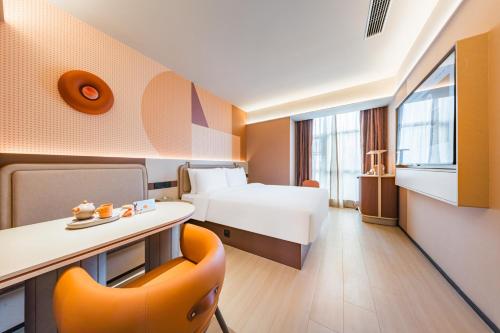 Postel nebo postele na pokoji v ubytování 桔子上海浦东国际机场江镇酒店The hotel has designated shuttle buses to Pudong International Airport and Disneyland