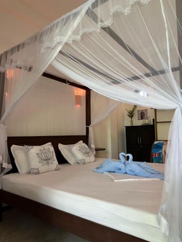 MM'S Guest House Hikkaduwaにあるベッド