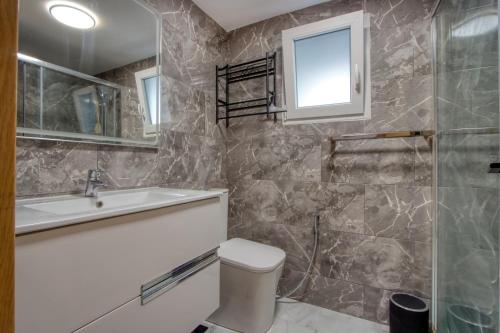 un baño con inodoro y lavabo en Chambre Torrevieja, en Torrevieja