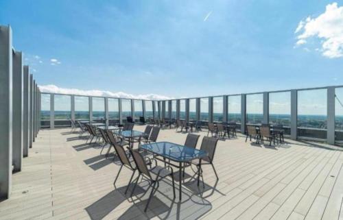 eine Terrasse mit Tischen und Stühlen auf dem Balkon in der Unterkunft Hanza King Apartament 1 and SPA in Stettin