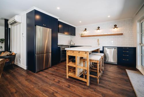 una cocina con armarios negros y una isla de cocina en SaddleHills, en Palmerston North