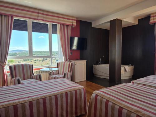 Una cama o camas en una habitación de Hotel Leonor Mirón