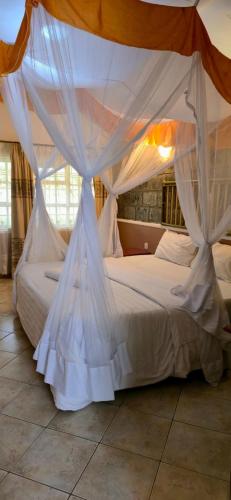 Ένα ή περισσότερα κρεβάτια σε δωμάτιο στο Trotters Hotel