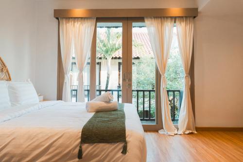 塞米亚克Iryla Villa Bali的一间卧室，里面有一张床和一扇大窗户。