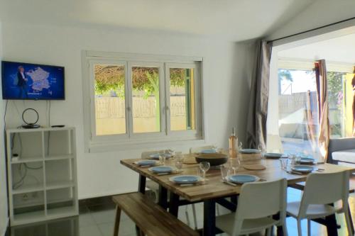 Et tv og/eller underholdning på Haven of peace with pool facing the sea