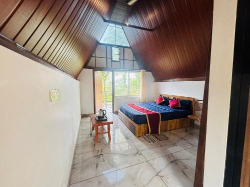 seagullresort في Jāmb: غرفة نوم بها سرير ونافذة كبيرة