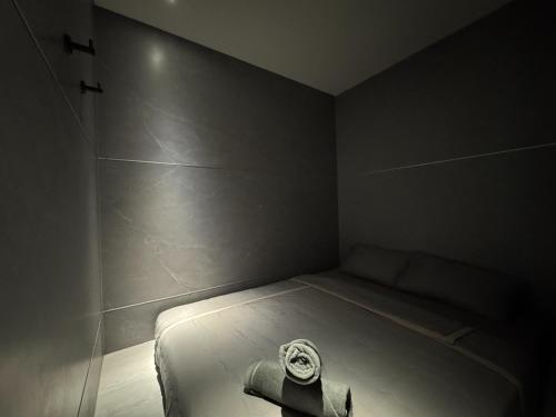 ein kleines Zimmer mit einem Bett und einem Handtuch darauf in der Unterkunft Havona Hotel - CIQ Johor Bahru - Self Check-In in Johor Bahru
