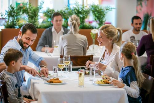 Hosté ubytování H2O Hotel-Therme-Resort, 3 Sterne superior, für Familien mit Kindern