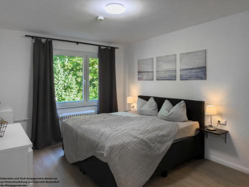 Un pat sau paturi într-o cameră la FeWo Grüne Auszeit - Wilhelmshaven