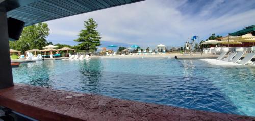 La alberca dentro o cerca de Lazy Waves-private 2 Bd2ba Wpool Access-sleeps 6