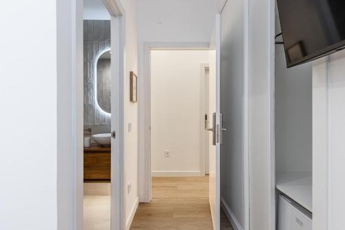a kitchen with a door leading to a bathroom at Queens Bernabéu in Madrid