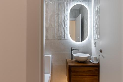 a bathroom with a sink and a mirror at Queens Bernabéu in Madrid