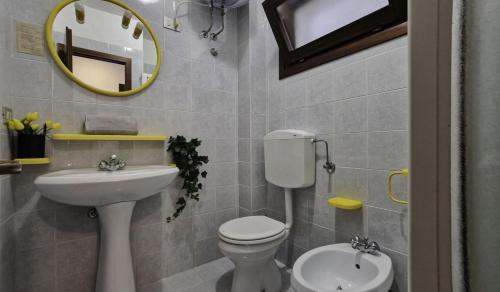 Bilik mandi di Adorable flat for 4 guests in Bibione Pineda