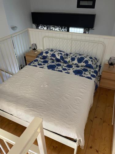 ボローニャにあるMia Homeのベッドルーム1室(青と白の掛け布団付きのベッド1台付)