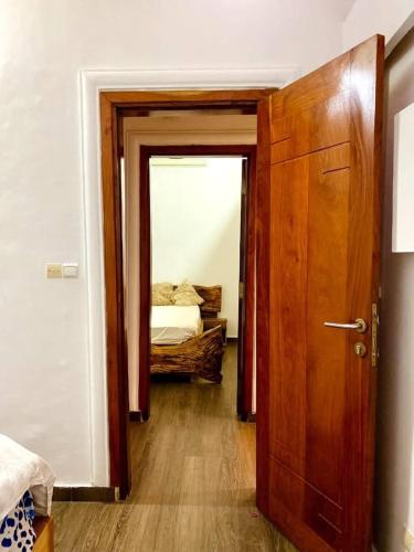 a room with a door and a bedroom with a bed at 1 chambre 1 salon A cotonou in Godomè