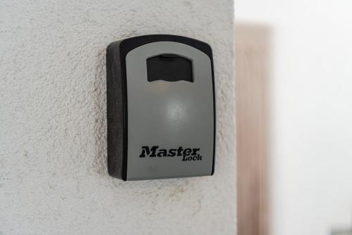 a switch on the side of a wall at Talea Comfort Apartment 2 in Lezhë