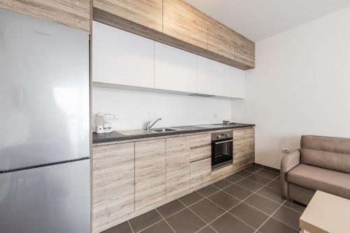 a kitchen with a sink and a refrigerator at Talea Comfort Apartment 2 in Lezhë