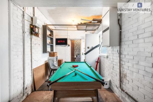 a ping pong table in a small room at Spacious 3 Bedroom Brighton Home - South Downs - Stunning Sea Views - Garden - Pool Table - FREE Parking in Brighton & Hove