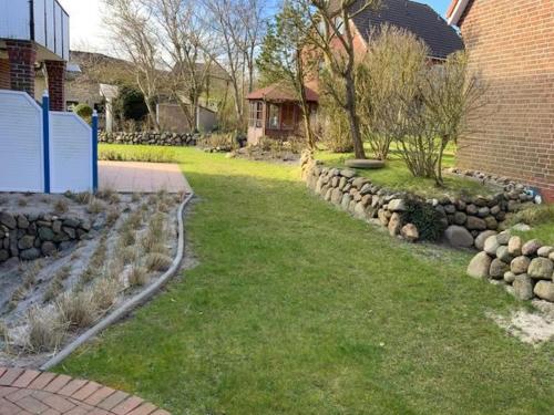 Ein Garten an der Unterkunft DünenZeit