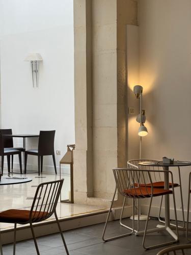 a group of chairs and tables in a room at Hotel Palazzo Cavalieri in Siracusa