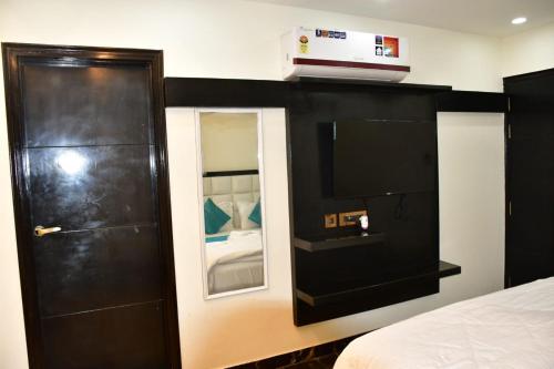 Ένα ή περισσότερα κρεβάτια σε δωμάτιο στο Hotel MKG Inn Jaipur