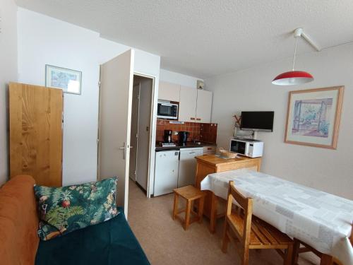 Appartement 4 pers non rénové - Vue sur pistes, animaux admis - FR-1-445-112
