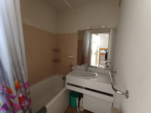 a bathroom with a sink and a mirror and a tub at Studio cosy au pied des pistes pour 4 pers. avec balcon plein sud - Animaux acceptés - FR-1-445-112 in Montgenèvre