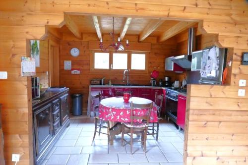 Η κουζίνα ή μικρή κουζίνα στο Chalet sous Le Théâtre