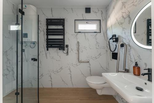 ミエルノにあるRewita Mielno Harmoniaのトイレと洗面台付きのバスルーム