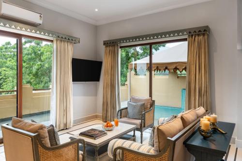 Una televisión o centro de entretenimiento en Dev Bagh Luxurious Private Suites