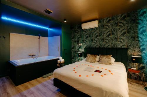 Giường trong phòng chung tại Hôtel Mademoiselle