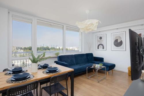 Luxurious Apartment in Warsaw with Beautiful City View and Air Conditioning by Noclegi Renters