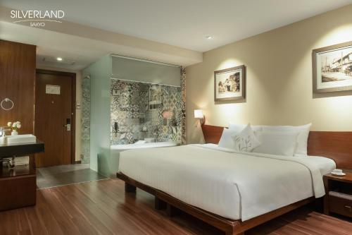 Ένα ή περισσότερα κρεβάτια σε δωμάτιο στο Silverland Sakyo Hotel